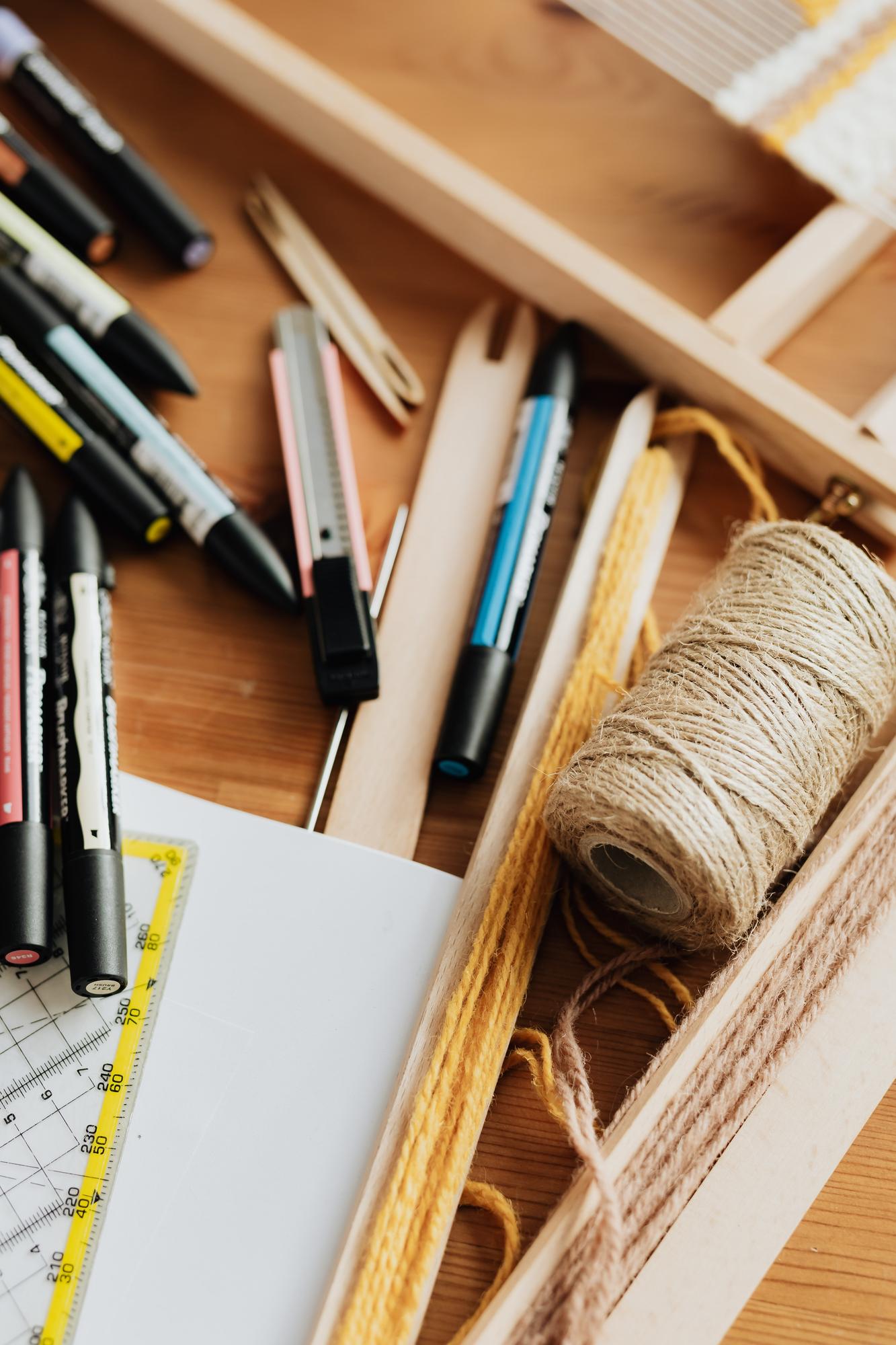 stickerei-produktdetail auf einem klaren arbeitsbrett