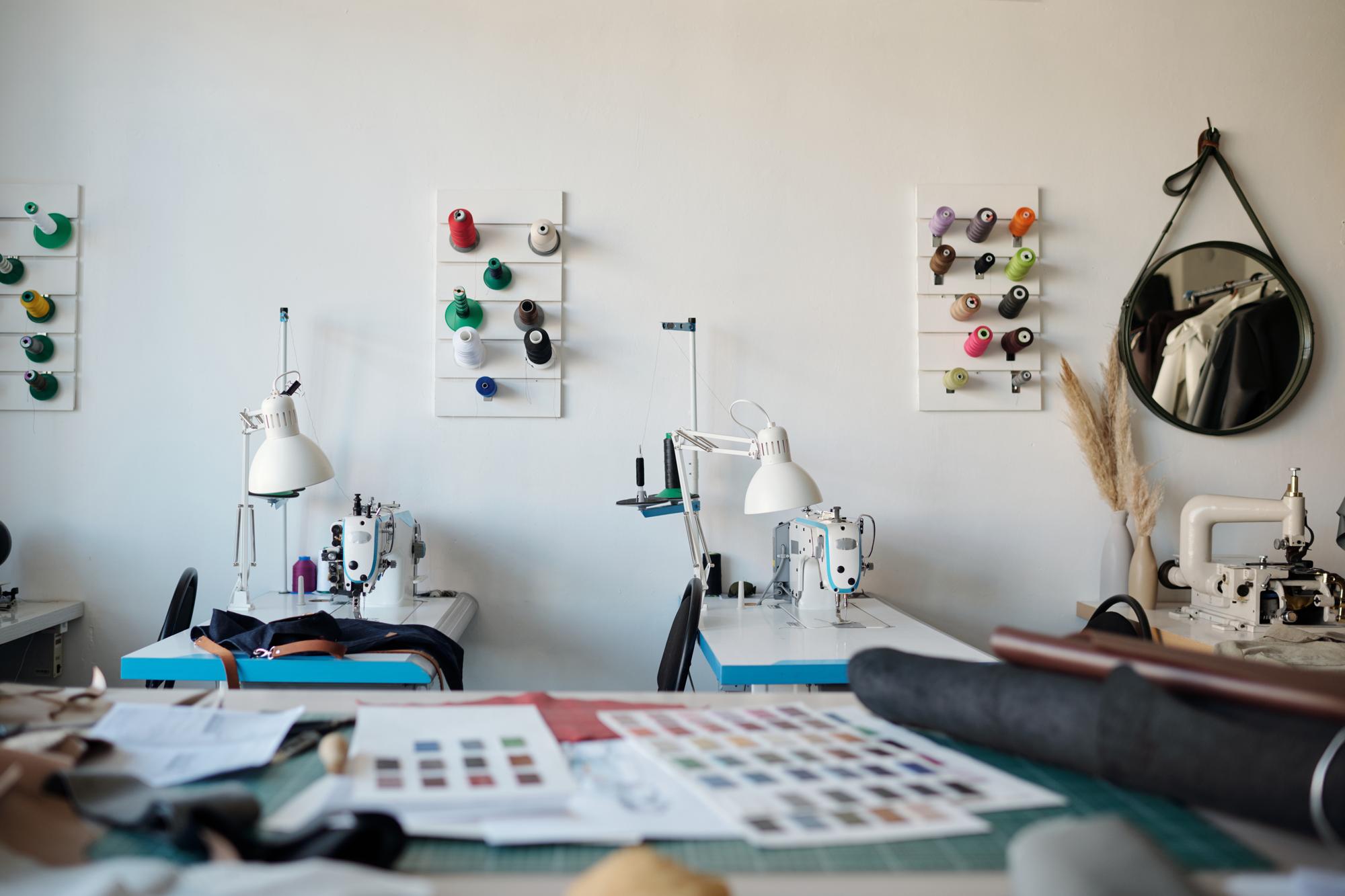 atelier mit stickmaschine und monitorkontrolle